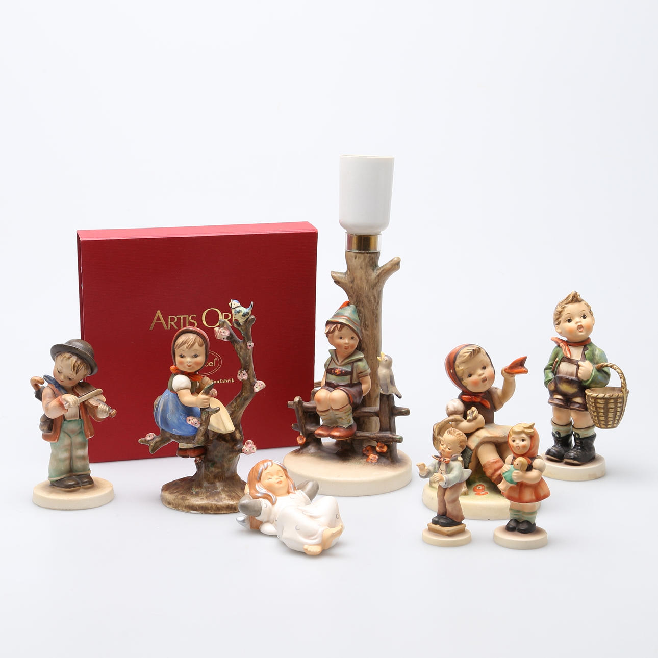 SAMLING PORSLIN, 9 delar, huvudsakligen M J Hummel.