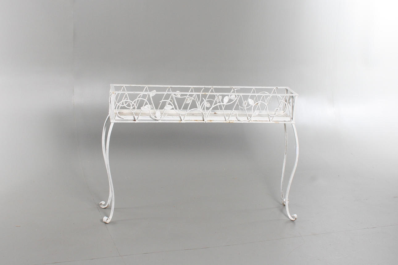 BLOMBORD, vit, i smide, 1900-tal.