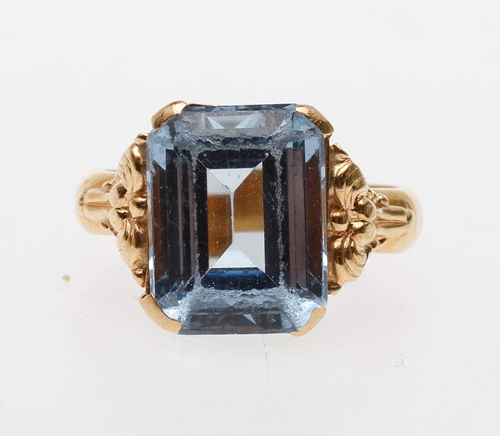 RING, 23k guld, med blå sten, vikt totalt 6,9 gr.