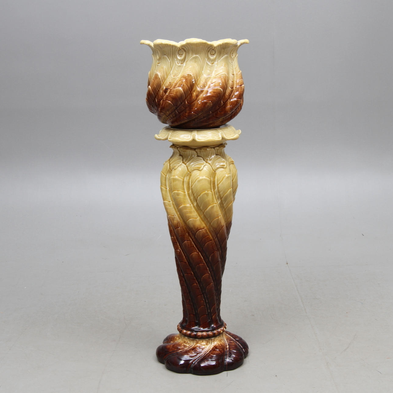 PIEDESTAL MED YTTERFODER, majolika, 1800/1900-tal.