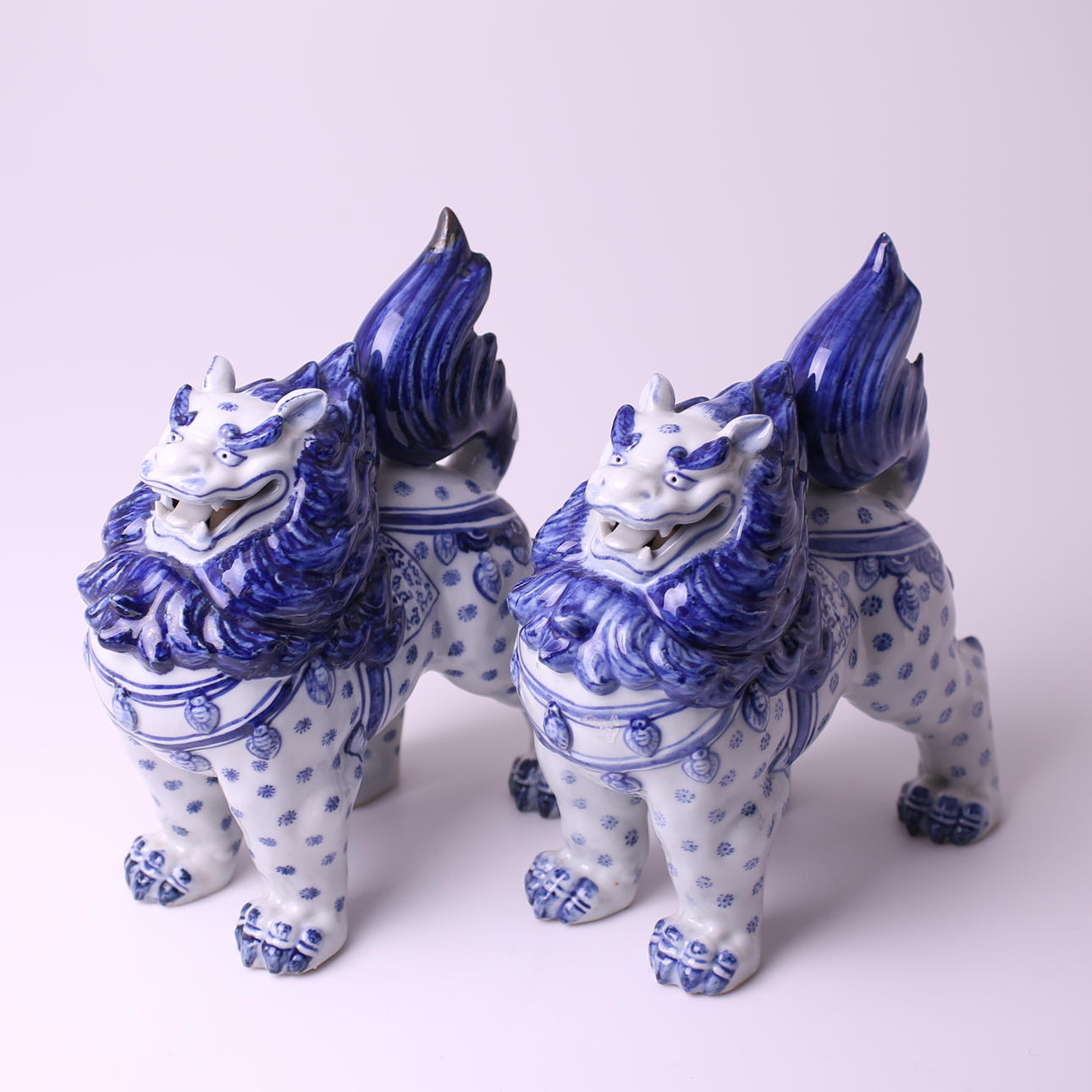 FIGURINER - LEJONDRAKAR, ett par, porslin, orientaliska, 1900-tal.