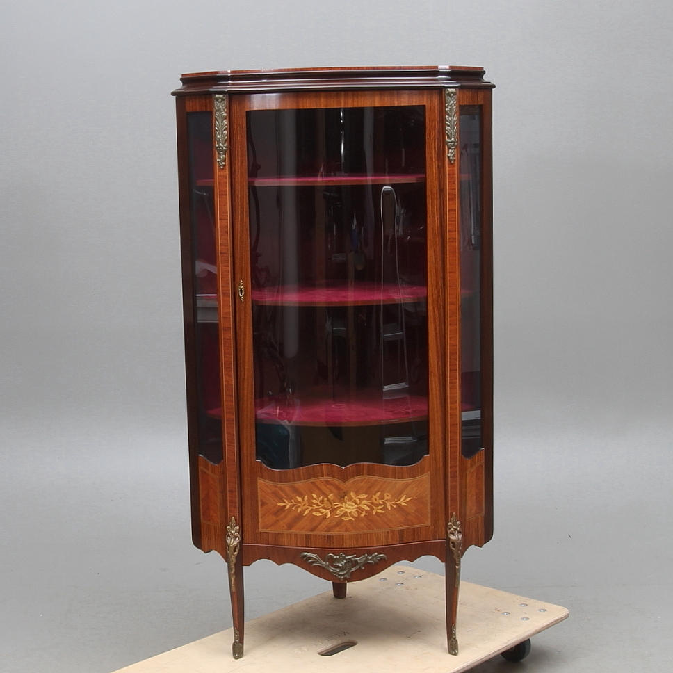 HÖRNVITRINSKÅP, rokokostil, 1900-tal.