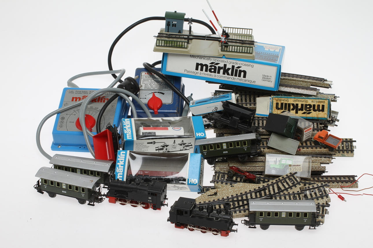 MODELLTÅG MÄRKLIN 2 lok , 8 vagnar, räls, trafo med mera.