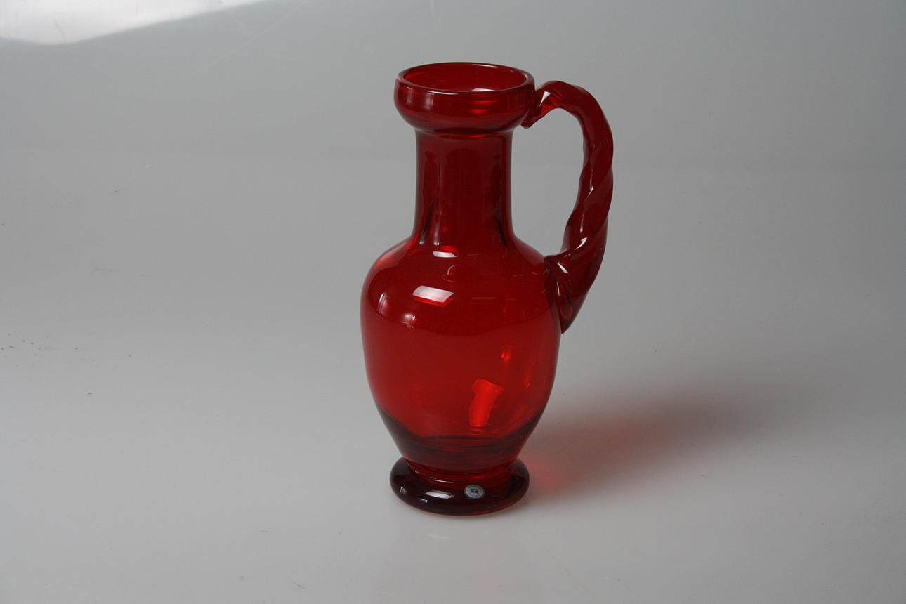 MONICA BRATT, vas/kanna, "Bratt", Reijmyre glasbruk, röd glasmassa, 1990-talet.