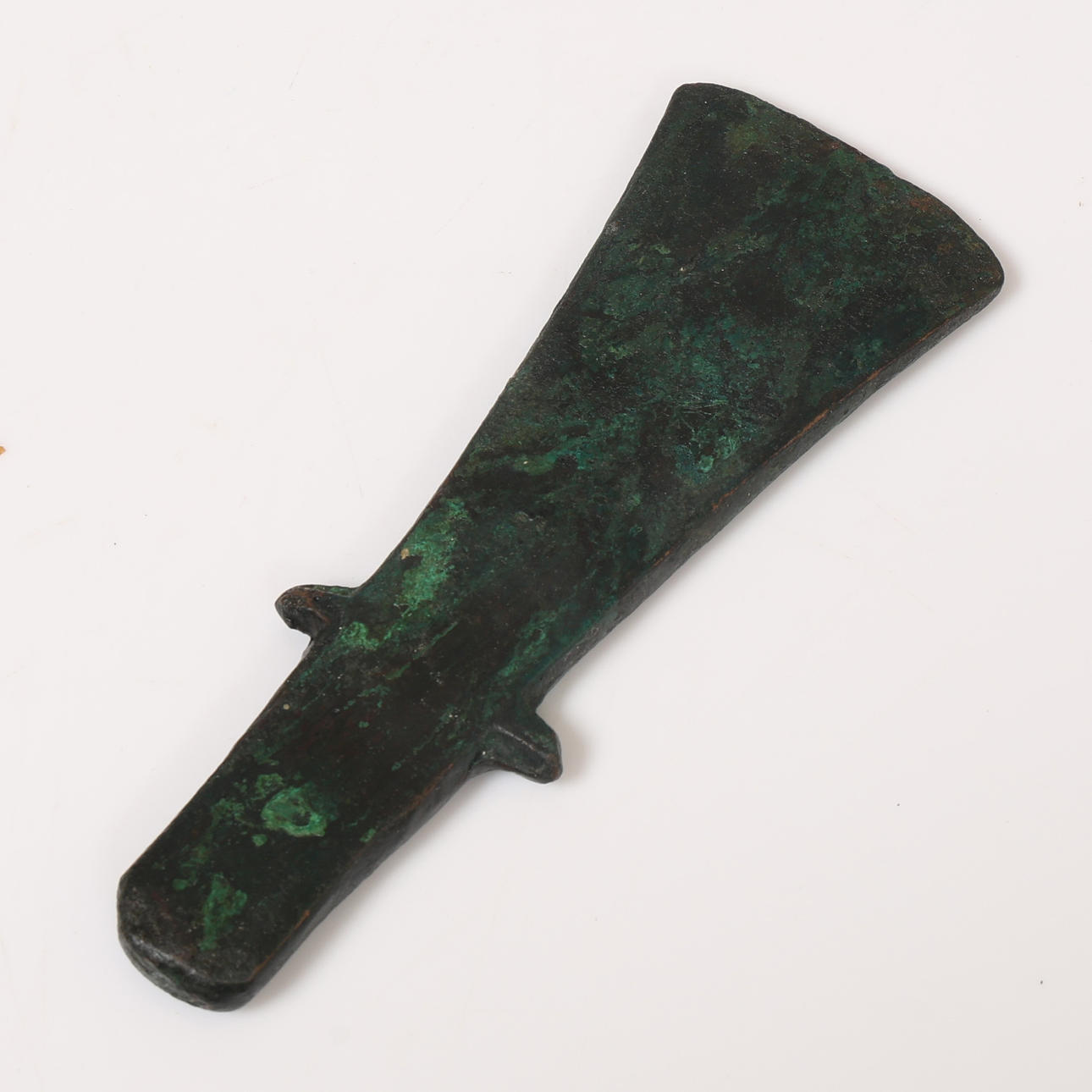 AN ANCIENT CELTIC BRONZE AXE HEAD, CIRCA 7TH - 6TH CENTURY BC.