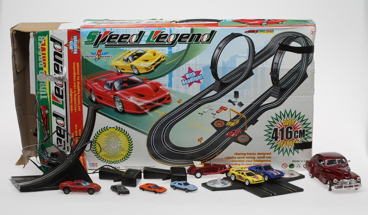 BILBANA SPEED LEGEND 2 bilar, bandelar, körkontroll och nätanslutning originalkartong. Tillkommer cirka 60 bilar olika storlekar.