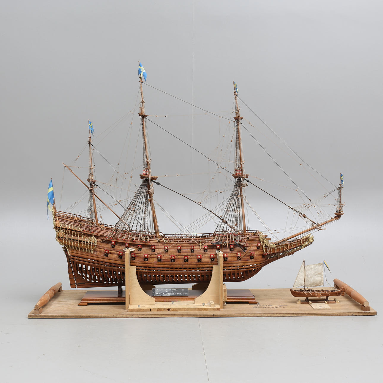 SKEPPSMODELL, Regalskeppet Vasa med följebåt, skala 1:50, Jürgen Fahl, Stuttgart, 1997.