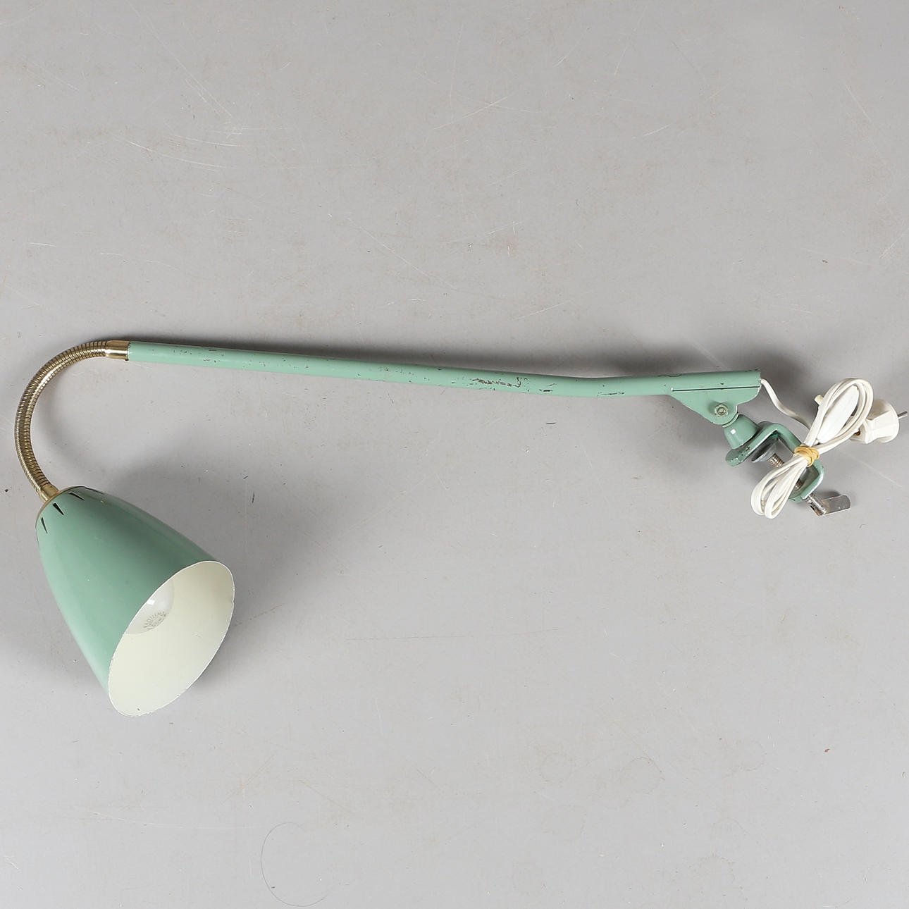 SKRIVBORDSLAMPA, metall/plåt, industrimodell, 1900-talets tredje kvartal.