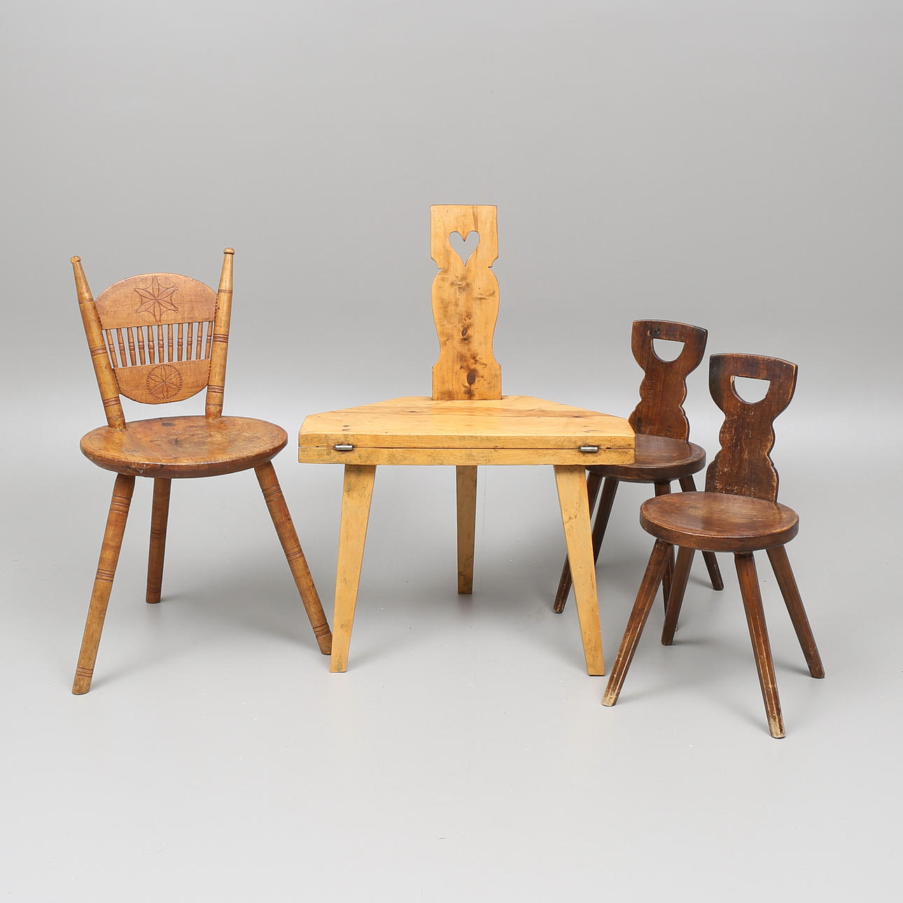 FÄLLBÄNK och STOLAR, 4 delar, allmoge, 1800-tal.