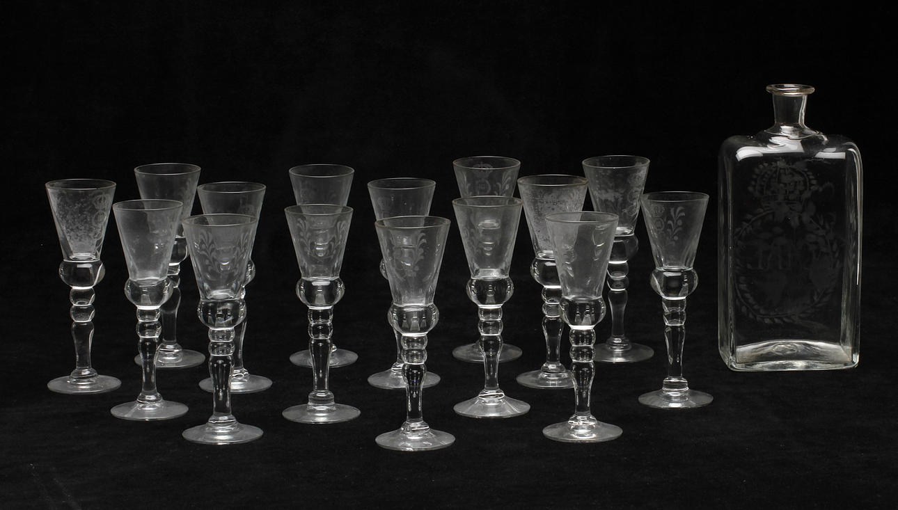 SNAPSGLAS, 15 st samt PLUNTA, 1800-1900-tal.