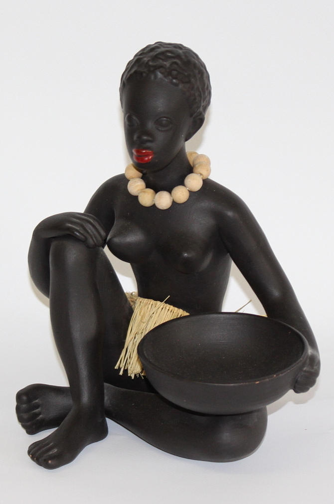 FIGURIN, Afrikansk sittande flicka.