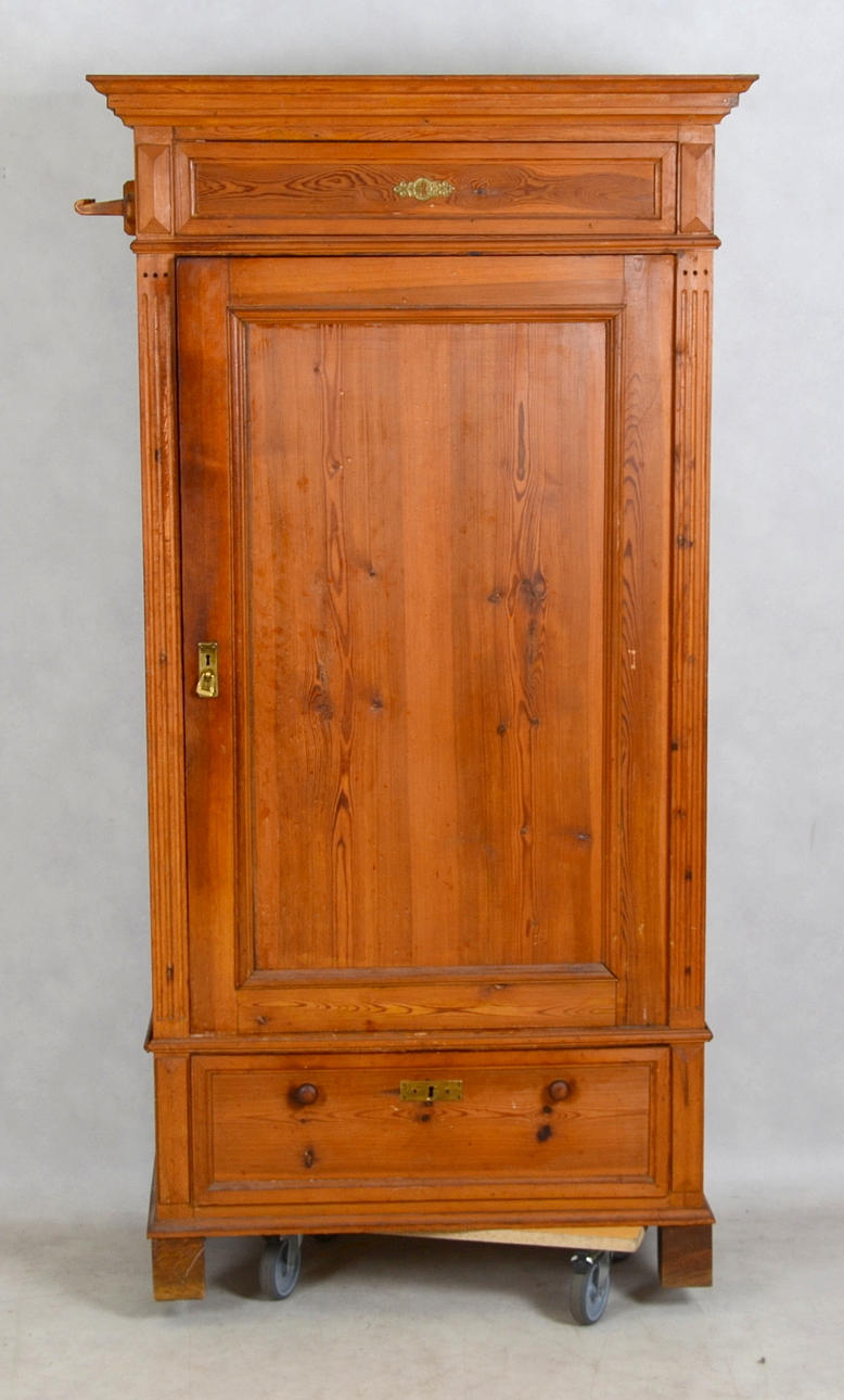 DRÄNGASKÅP, betsad fur, sent 1800-tal.