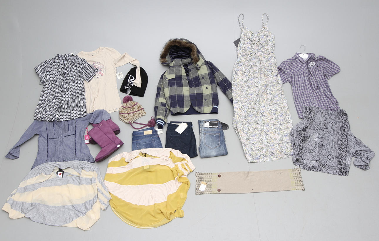 NYA KLÄDER, 16 del, dam, storlek m, konkursen efter first aid.