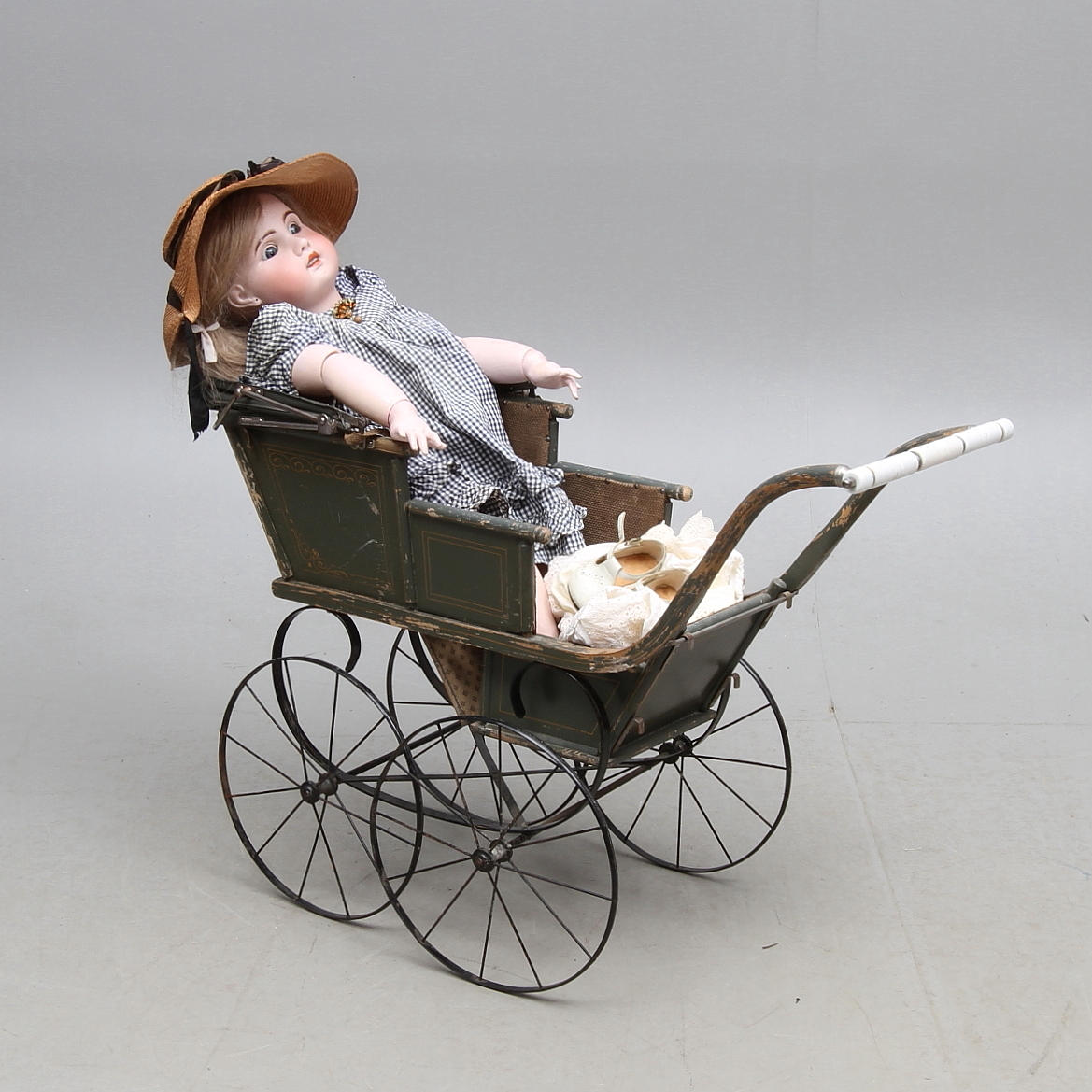 DOCKA, biskvi med massakropp, huvud och kropp märkt "15" samt DOCKVAGN, 1900-talets första hälft.