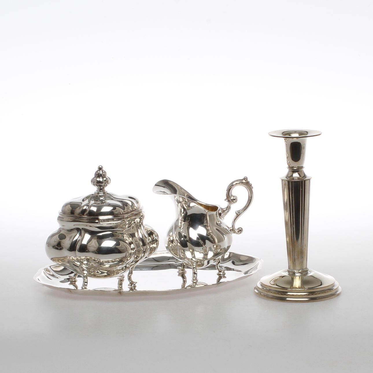 GRÄDDKANNA, SOCKERSKÅL, BRICKA samt LJUSSTAKE, silver, 1900-tal.