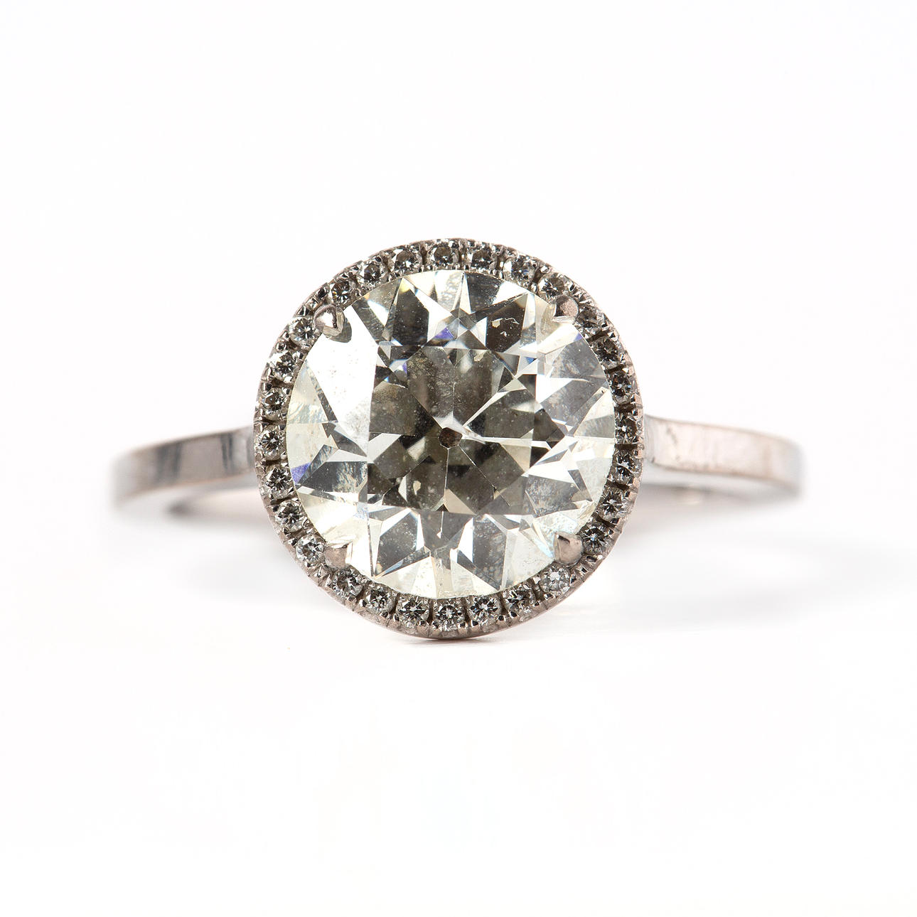 RING, 18K vitguld och gammalslipad diamant samt briljantslipade ...