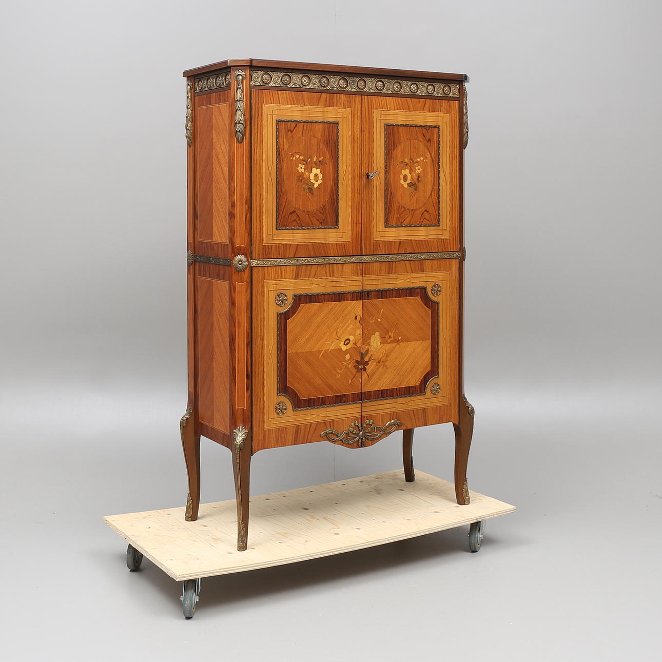 BARSKÅP med intarsia, gustaviansk stil, 1900-tal.