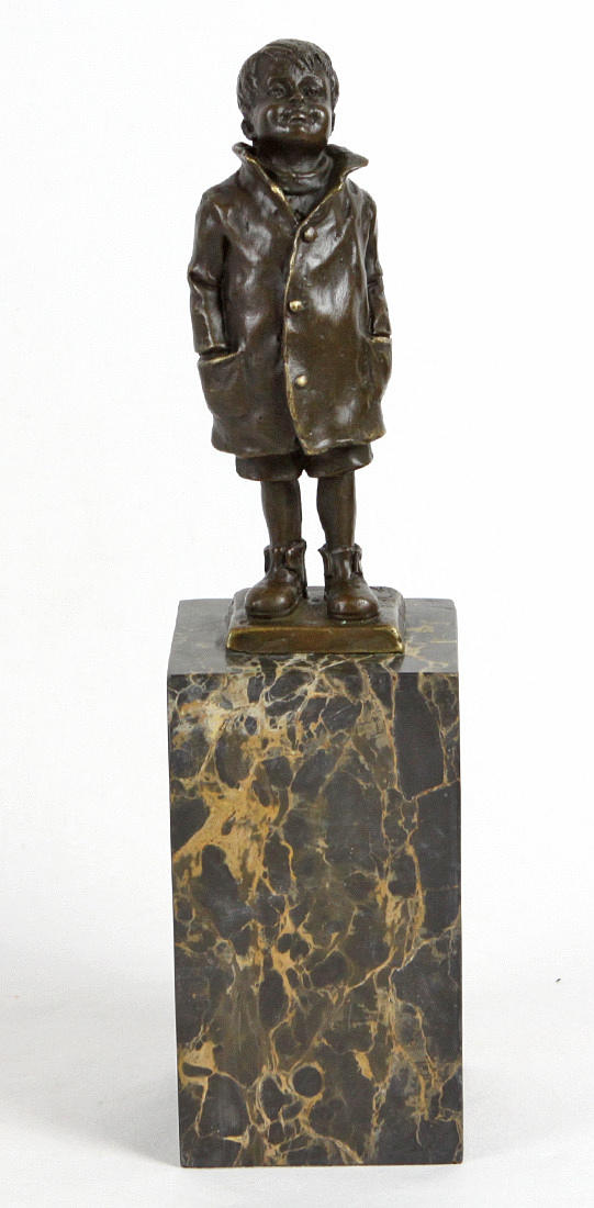BRONS POJKE PÅ MARMORUNDERLAG, 28 cm.