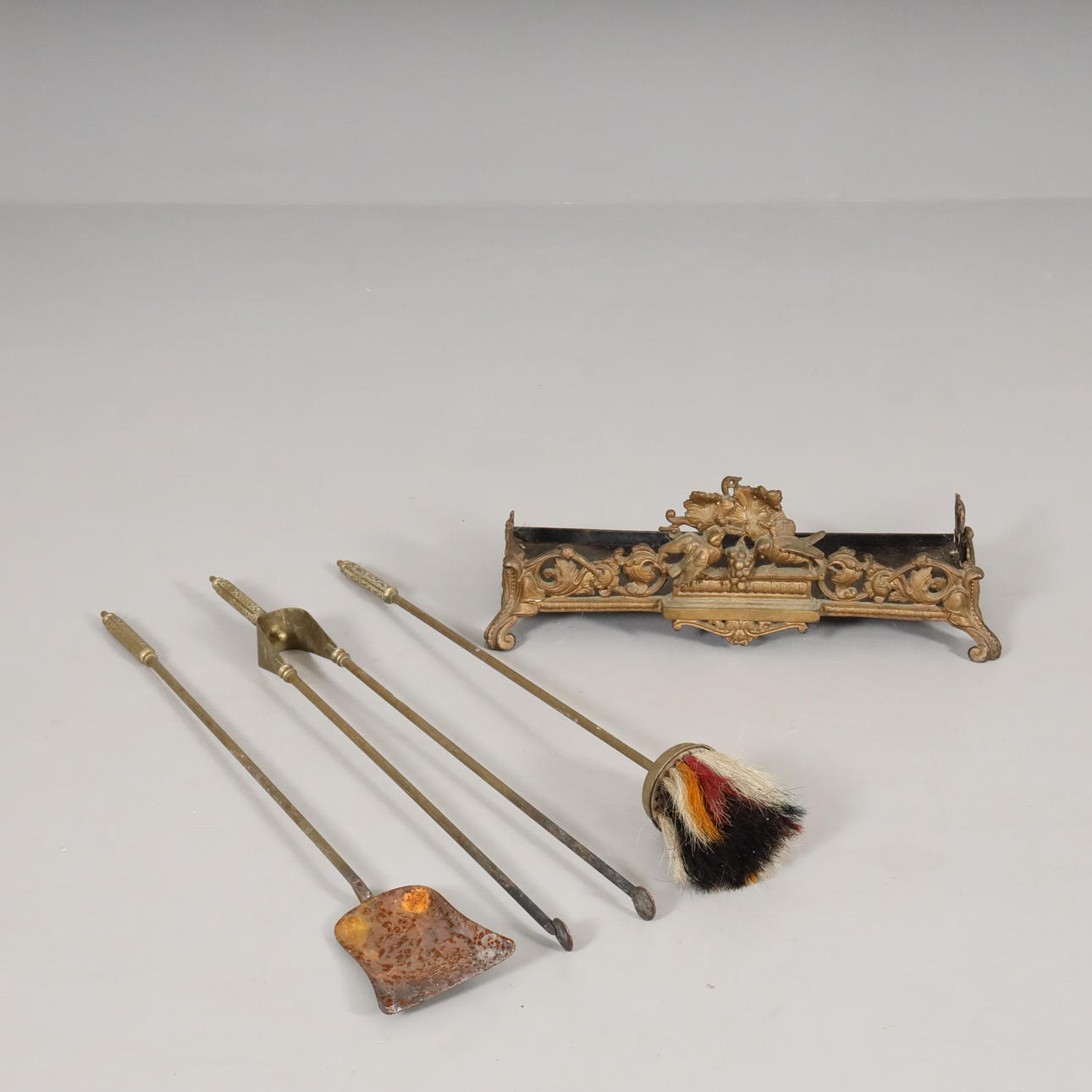 BRASSKYDD samt ELDSET, mässing 18/1900-tal.