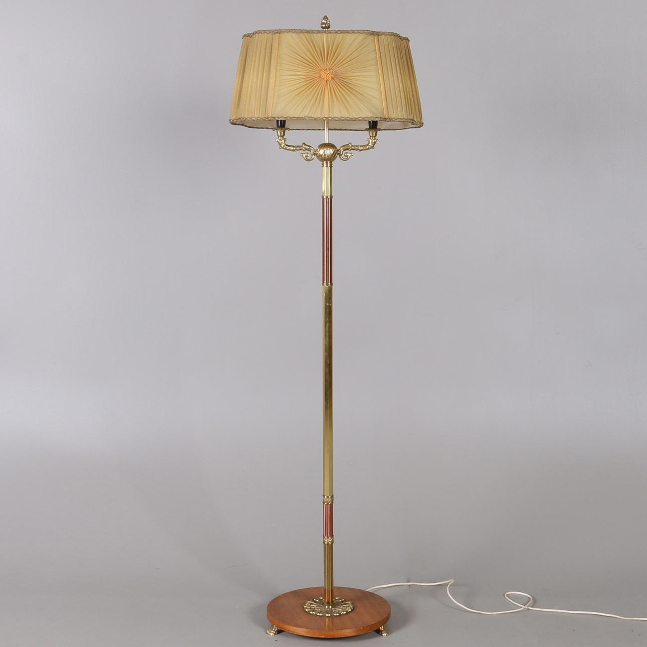 GOLVLAMPA, gulmetall och teak, 1900-talets mitt.