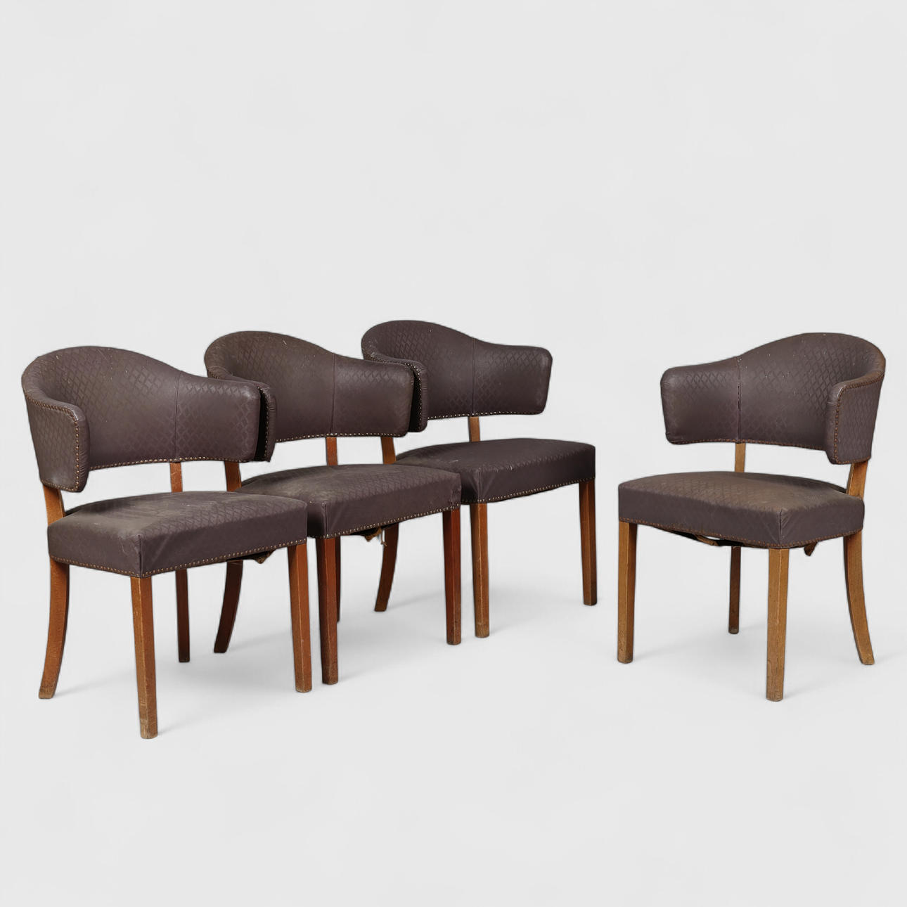 Set med fyra stolar med bokram, sits, rygg och armar av sydd plast ...
