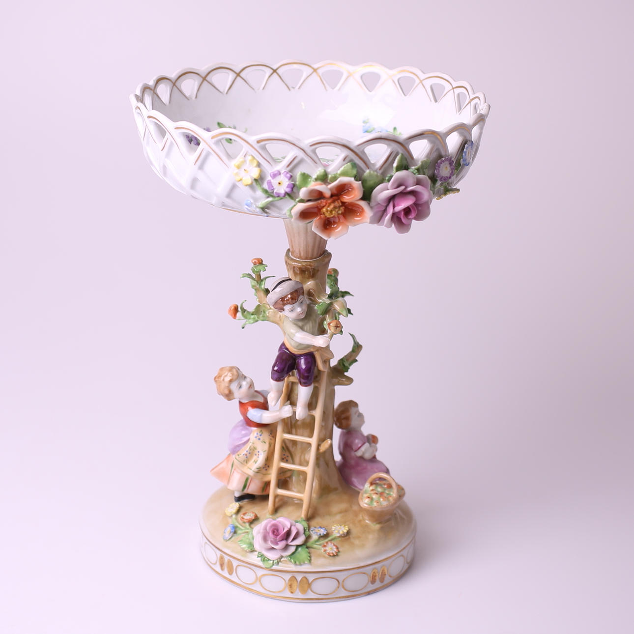 SKÅL med figuriner, porslin, GDR - 1817, tvådelad, handmålad, 1900-tal.