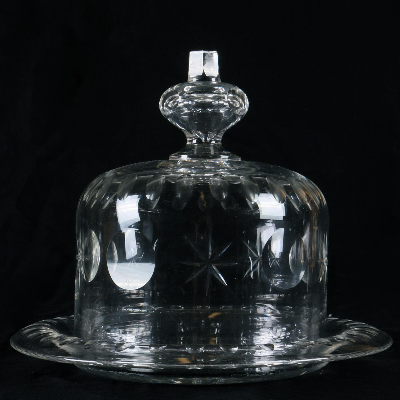 OSTKUPA, på fat, slipat glas, 1900-tal.