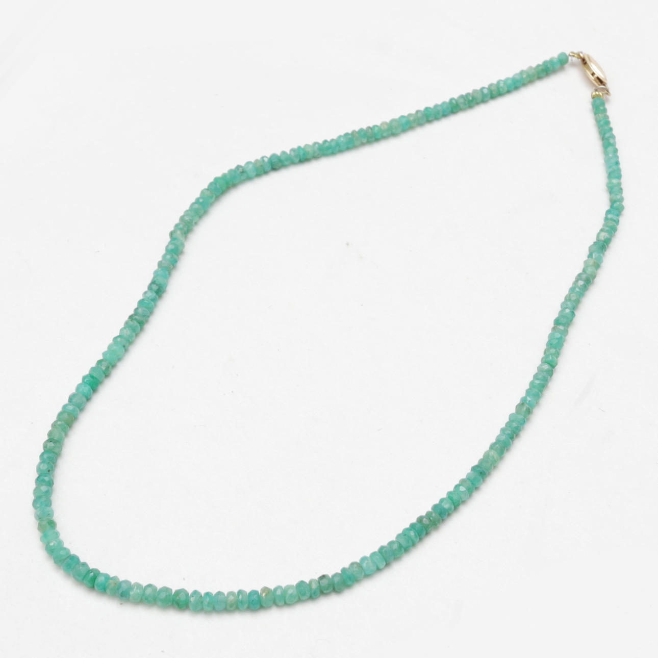UN COLLAR, esmeraldas facetadas.