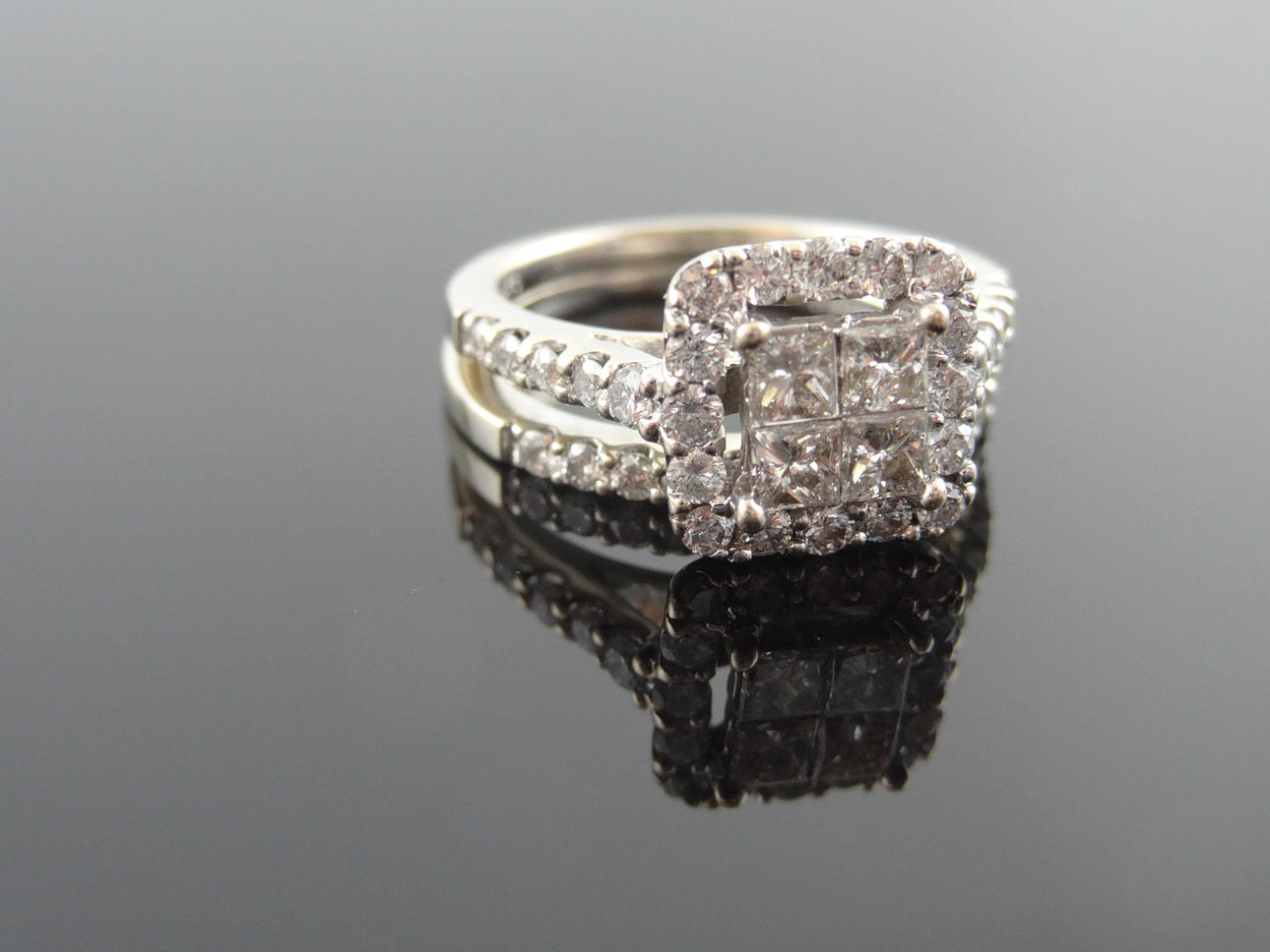 QUEEN DESIGN DIAMANTRING SET 1,35CTS 14K GULD.