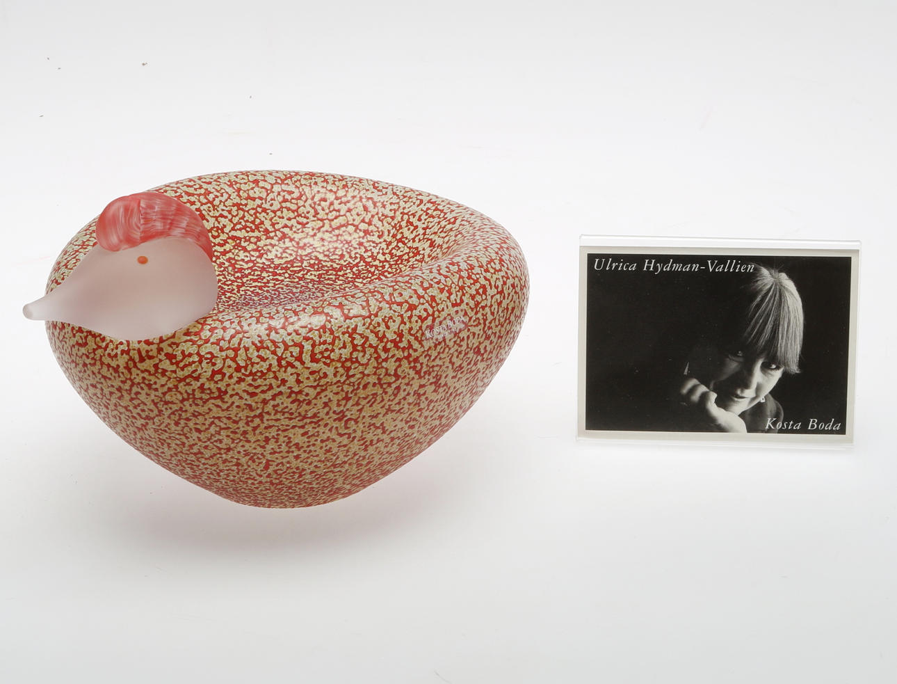 ULRICA HYDMAN VALLIEN. SKÅL med fågelhuvud.