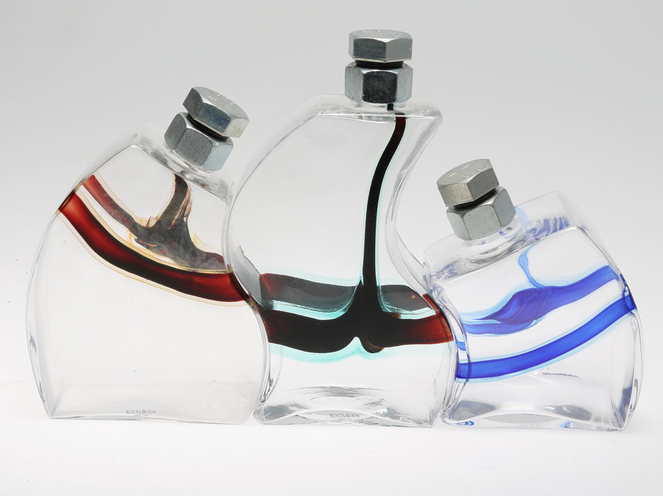 KONSTGLAS, karaffer 3st "Macho", Kjell Engman för Kosta Boda, 1900-talets senare hälft.