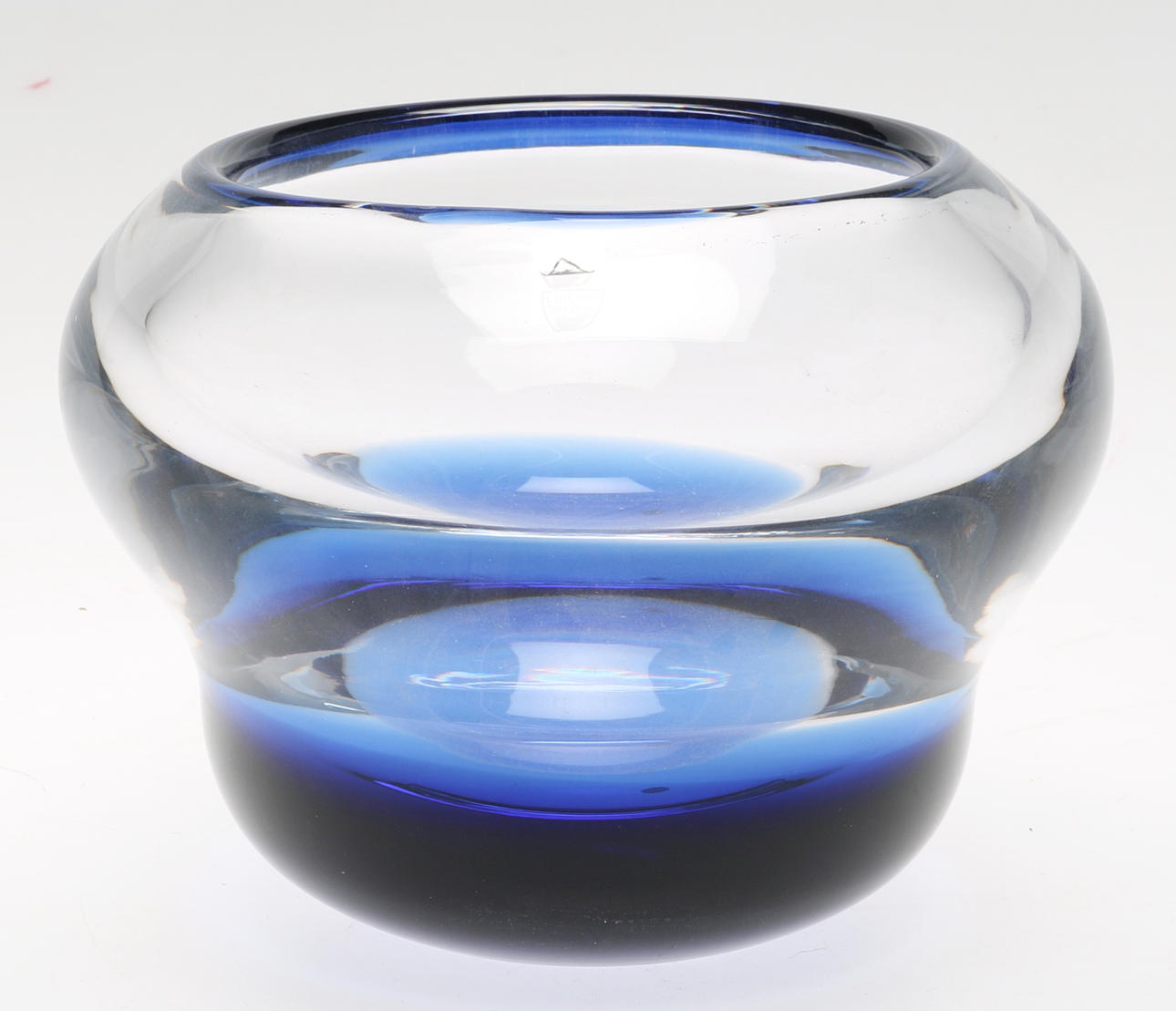 KONSTGLAS, skål "Deep blue", Helen Krantz för Orrefors, 1900-talets senare del.