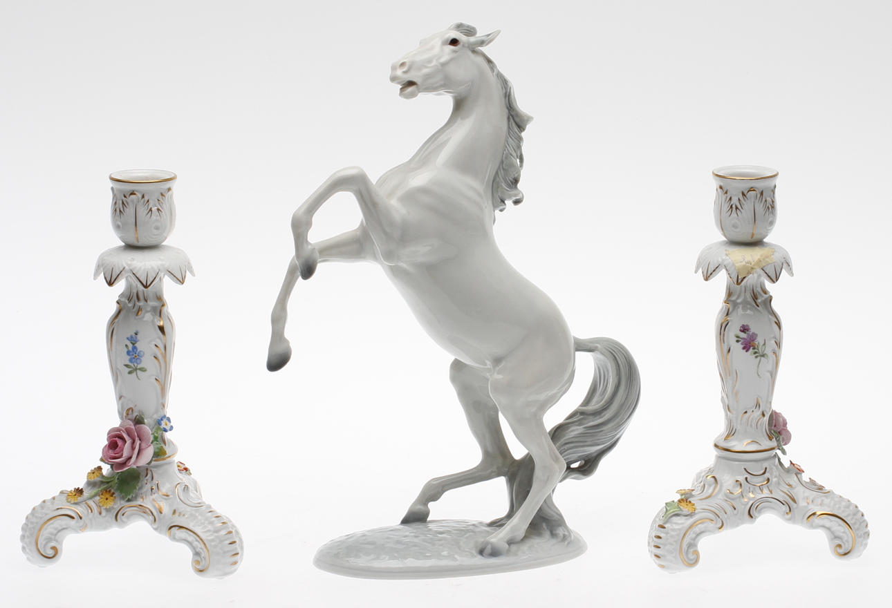 PORSLINSFÖREMÅL, 3 delar, FIGURIN, monogramsign och LJUSSTAKAR, ett par, rokokostil, Von Schierholz, Tyskland.