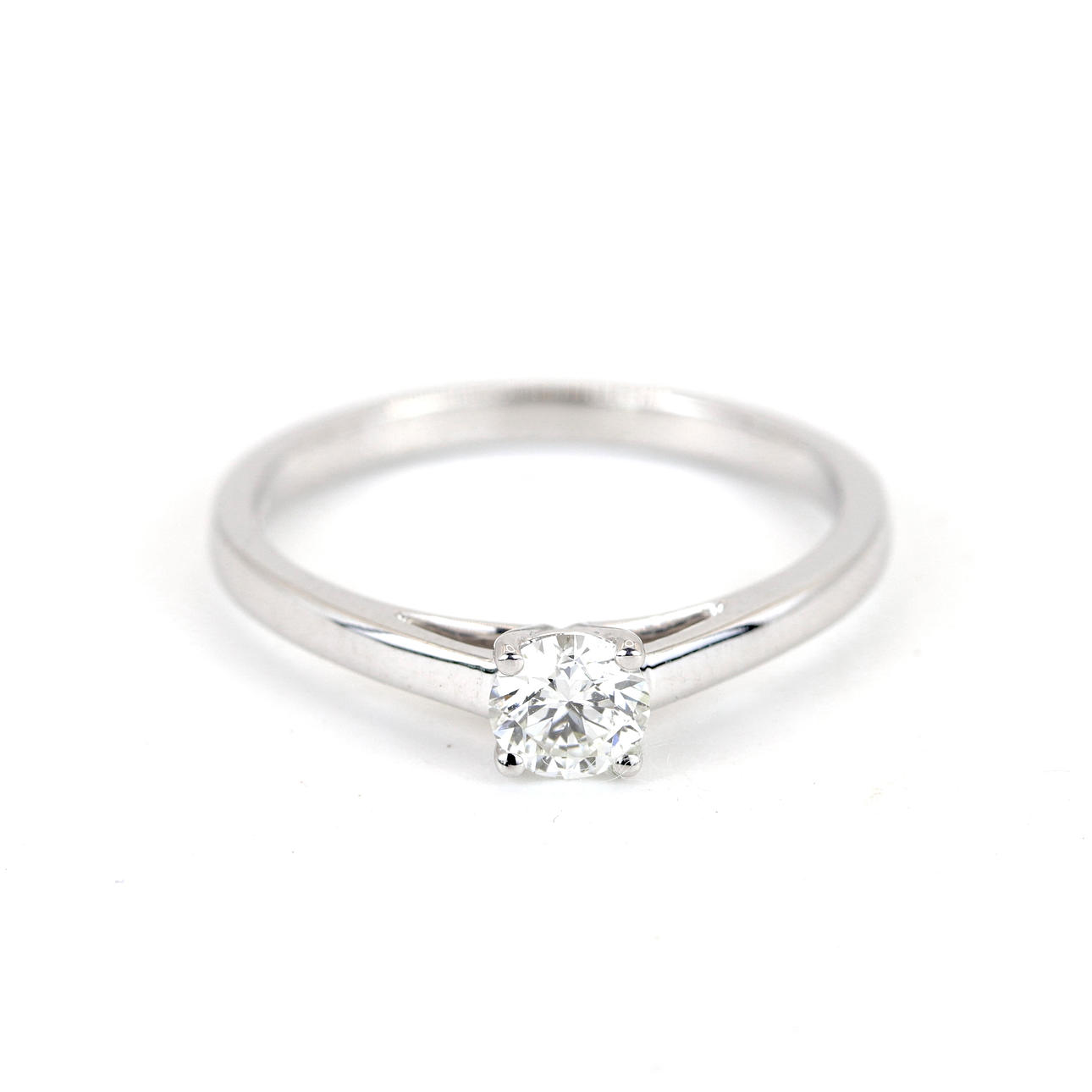 9K VITGULD LABBODLAD DIAMANT-RING.