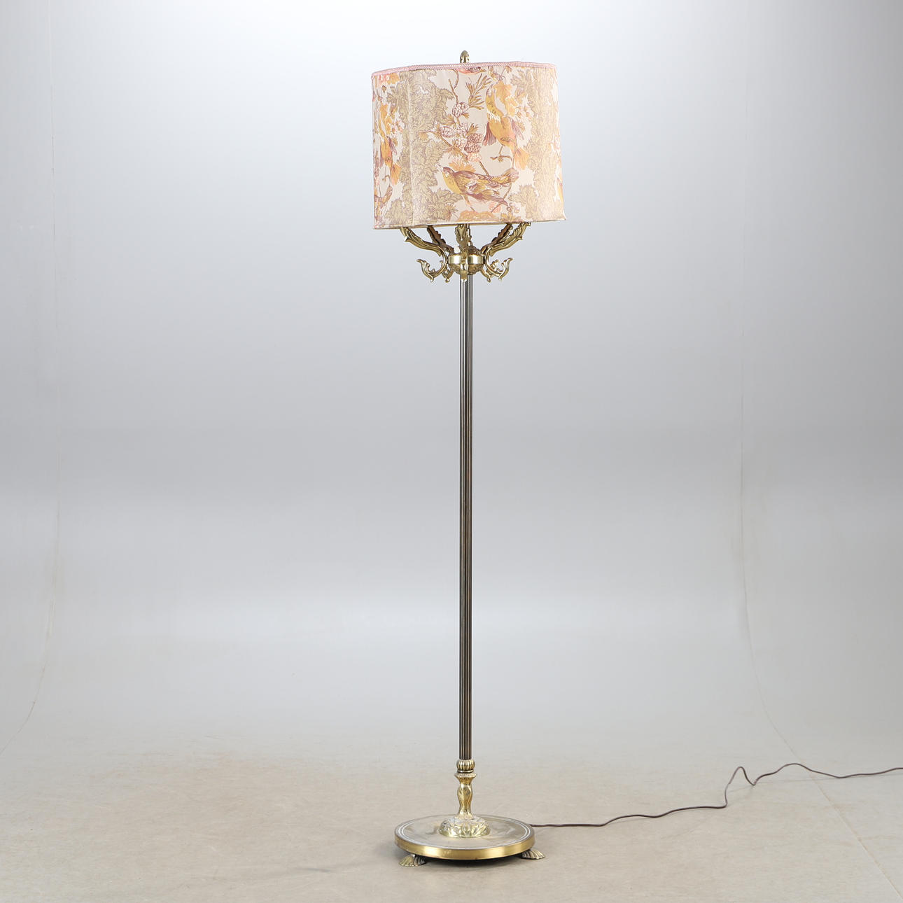 A brass floor lamp, 20th century.