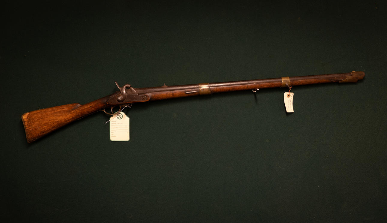 Slinglock rifle, Swedish, m/1815-45. Weapons & Militaria - Guns ...