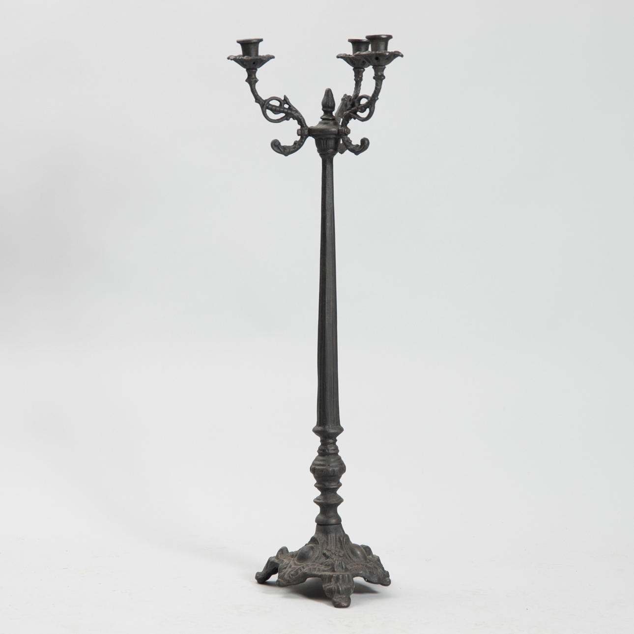 GOLVLJUSSTAKE, 3-armad, gjutjärn, samtida.