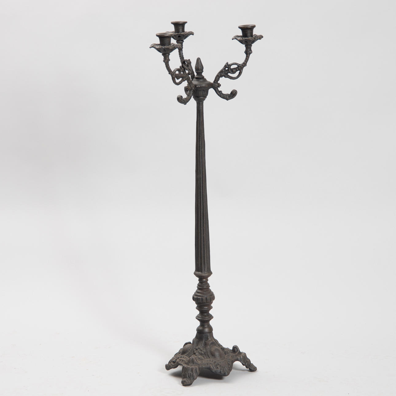 GOLVLJUSSTAKE, 3-armad, gjutjärn, samtida.