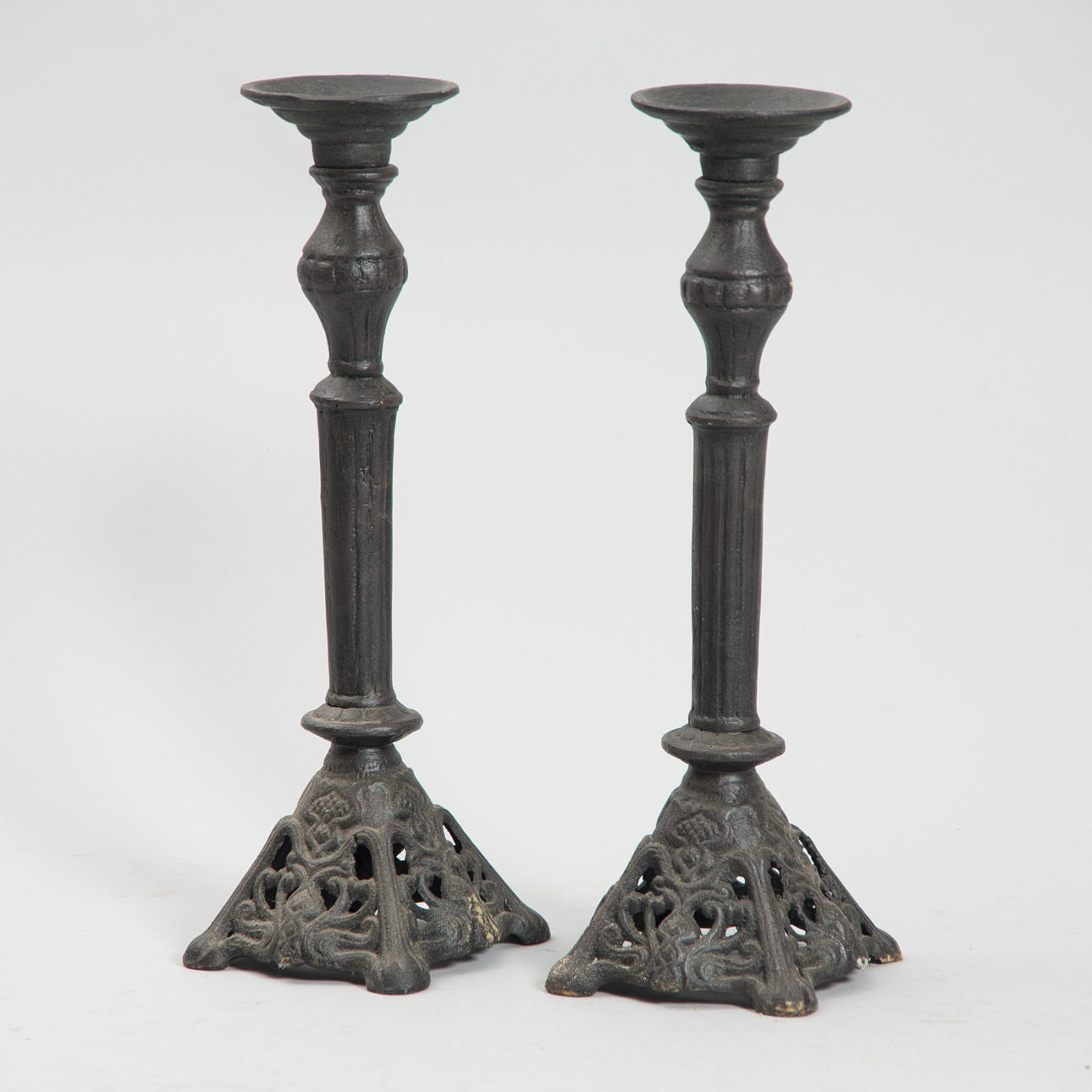 LJUSSTAKAR, 1 par, gjutjärn, samtida.