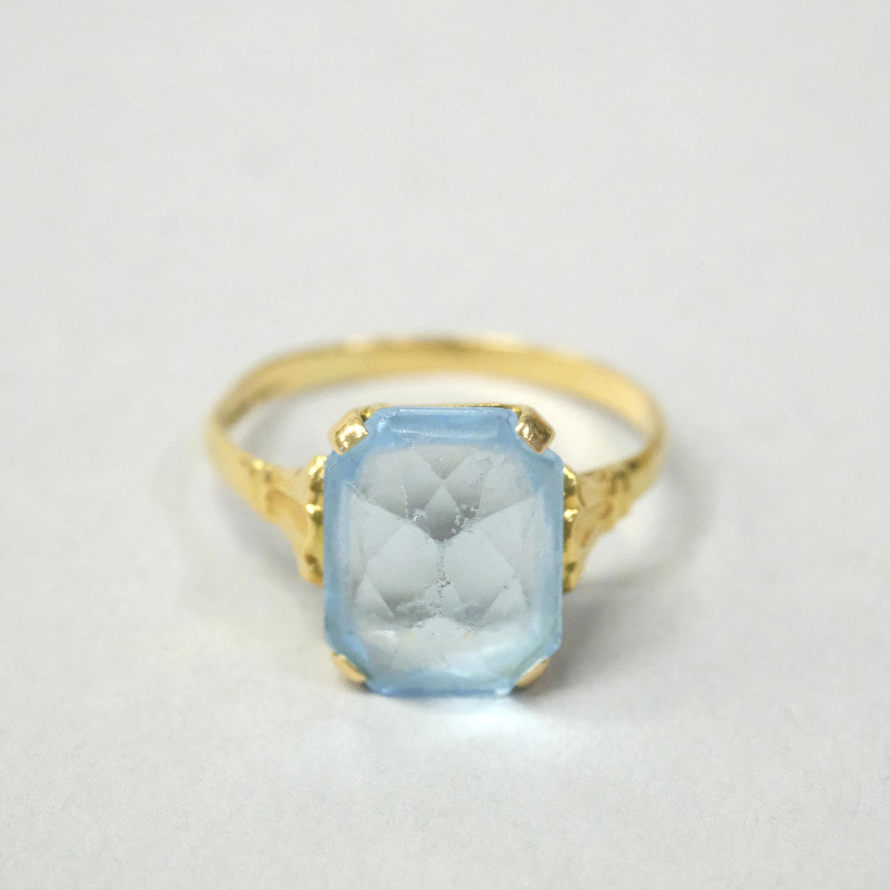 RING MED BLÅ STEN, 18K GULD.