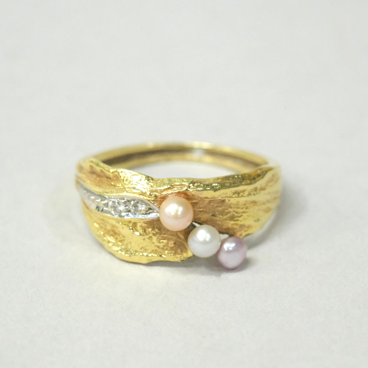 RING WITH PEARLS AND DIAMONDS, 18K GOLD.