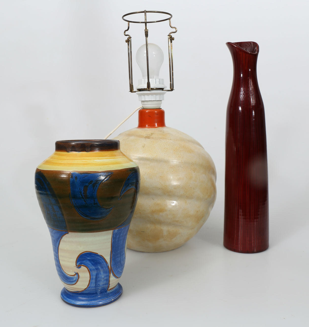 BORDSLAMPA OCH VASER, stengods, 3 delar, bland annat Upsala Ekeby.