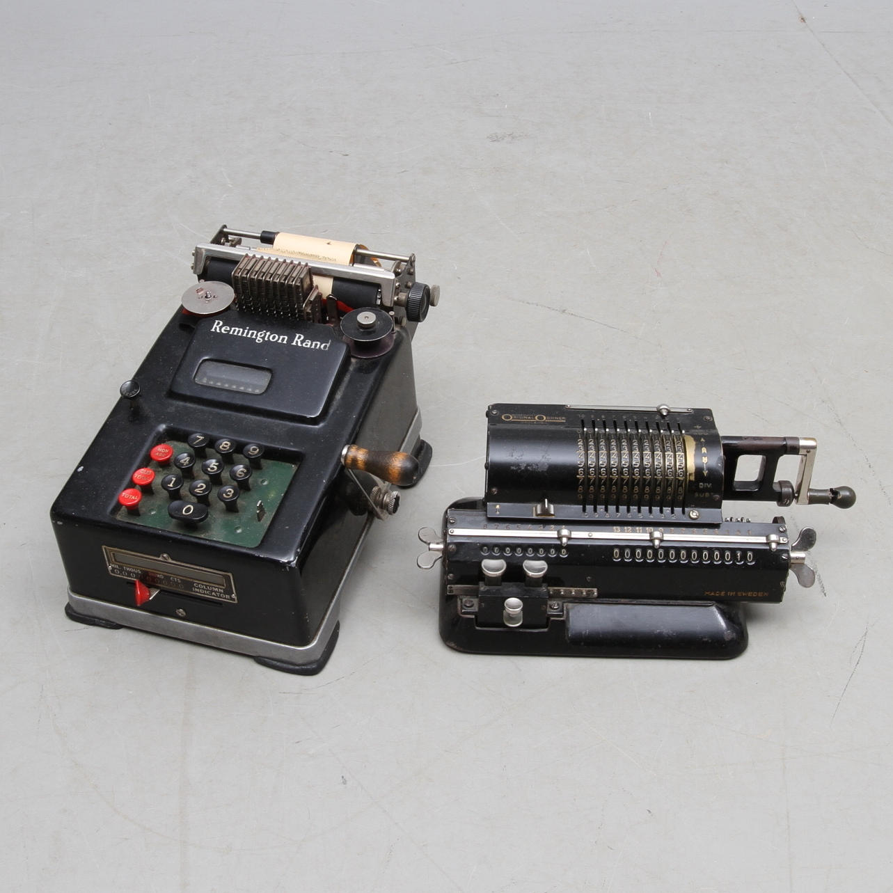 RÄKNEMASKINER, 2 st, "Remington Rand" och "Ohner", 1900-talets första hälft.