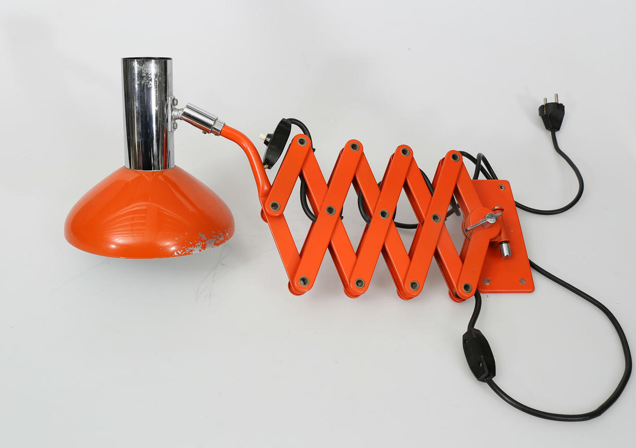 VÄGGLAMPA, metall, orangelackerad, 1960-tal.