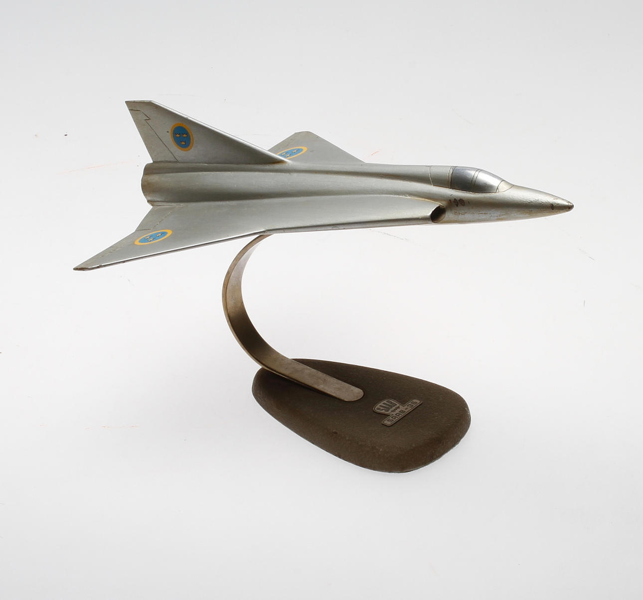 MODELLFLYGPLAN SAAB 35 DRAKEN. METALL på stativ. 1900-tal.