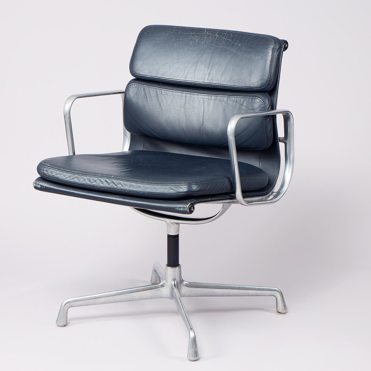 CHARLES & RAY EAMES. Sillón, «Silla Soft-pad EA 208».