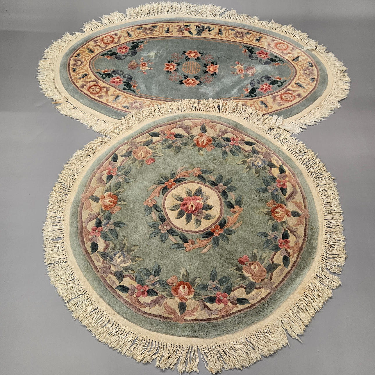 TVÅ KINESISKA MATTOR.