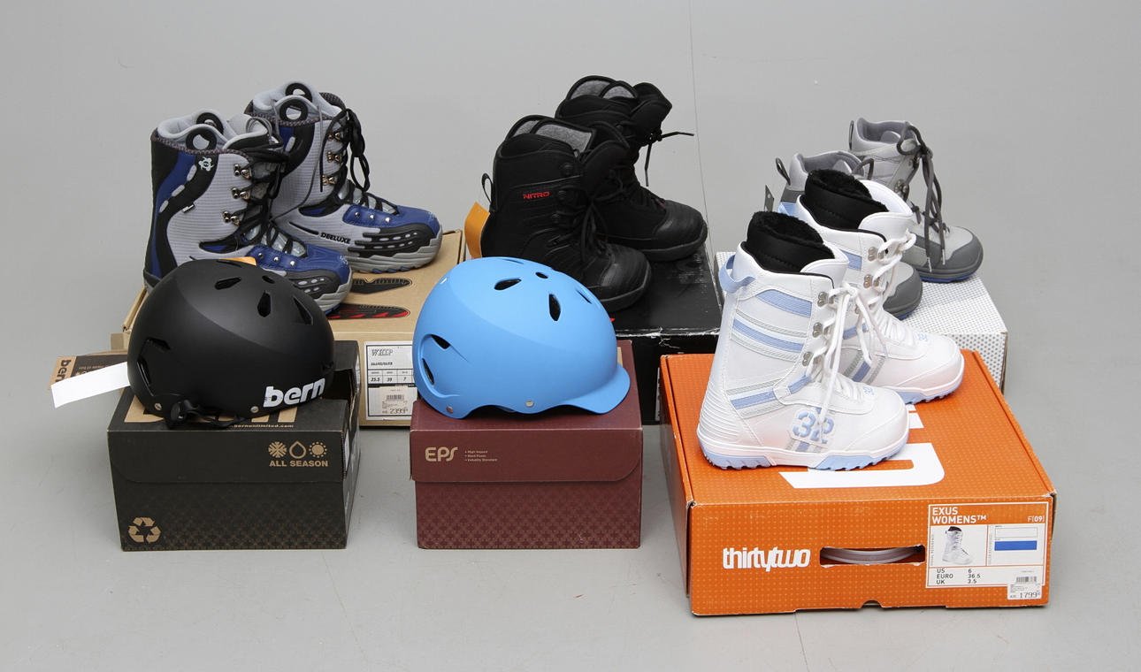 SNOWBOARDSKOR OCH HJÄLMAR, 4 par, nytt, konkursen efter first aid.