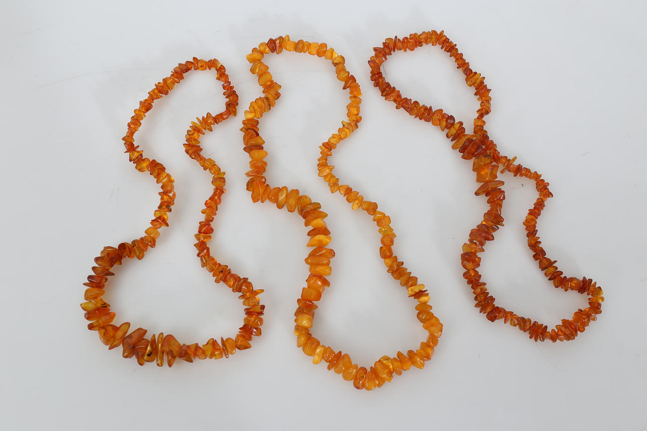 COLLIER, bärnsten, 3 stycken, 1900-tal.