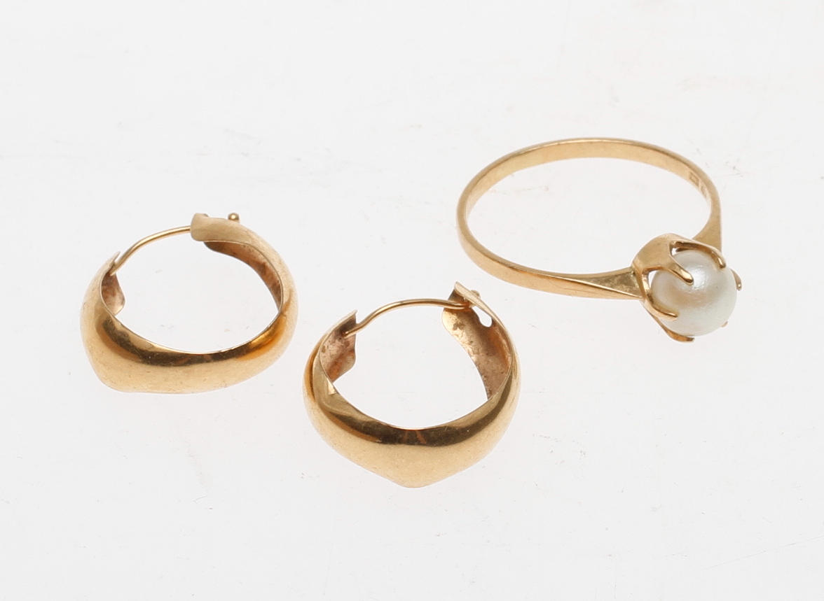 RING MED PÄRLA samt 1 PAR ÖRHÄNGEN, 18k guld, vikt totalt ca 2,6 gr.